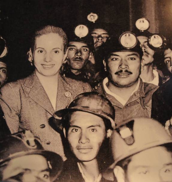 Evita no seu auge, visitando trabalhadores mineiros, em foto na Fundação Eva Perón, em Buenos Aires, na Argentina